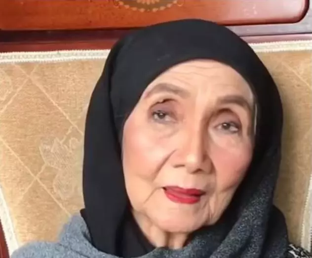 孫女為70歲阿嬤化妝,完成後比媽媽還要年輕,把她高興壞了!