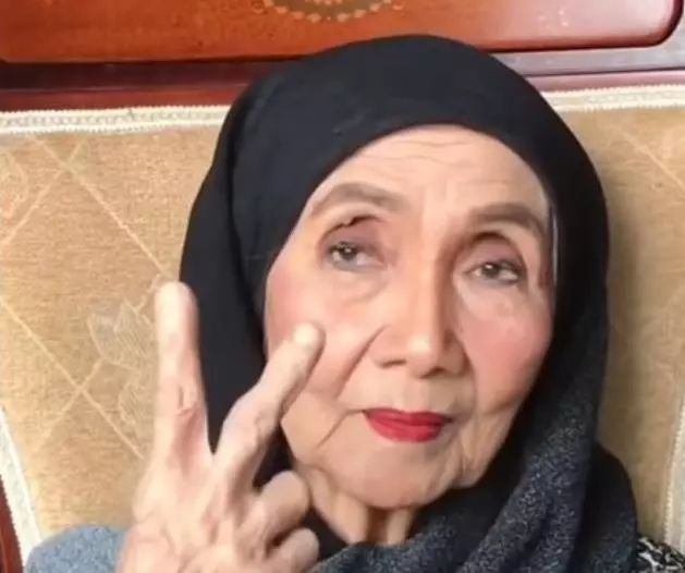 孫女為70歲阿嬤化妝,完成後比媽媽還要年輕,把她高興壞了!