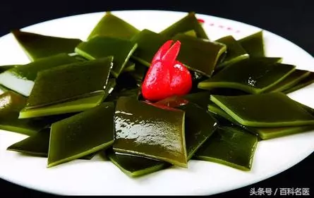 下巴上長出許多白色的小點點,是怎麼回事兒?該怎麼處理呢?