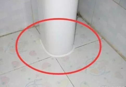 家裡的玻璃膠發霉「變黑」?裝修師傅支一招,輕輕一擦,不髒手乾淨又除菌,很管用
