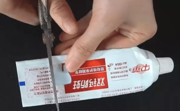 用完的牙膏皮別扔了,剪幾刀放在家裡特別「值錢」,全家人都搶著用