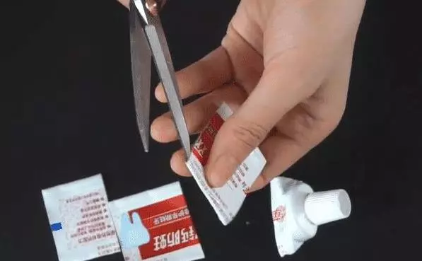 用完的牙膏皮別扔了,剪幾刀放在家裡特別「值錢」,全家人都搶著用