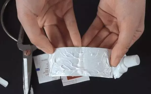 用完的牙膏皮別扔了,剪幾刀放在家裡特別「值錢」,全家人都搶著用
