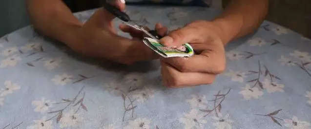 用完的牙膏皮別扔了,剪幾刀放在家裡特別「值錢」,全家人都搶著用