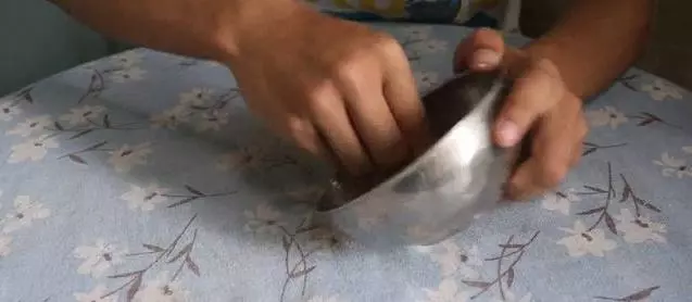 用完的牙膏皮別扔了,剪幾刀放在家裡特別「值錢」,全家人都搶著用