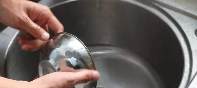 用完的牙膏皮別扔了,剪幾刀放在家裡特別「值錢」,全家人都搶著用