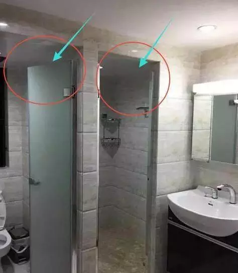 老婆堅持在洗手間裝「兩個門」, 開始我不解, 完工後鄰居紛紛效仿