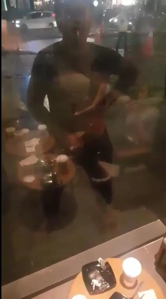 【你竟然在我面前 「XX」!】 大馬女子分享一男子在KLCC附近「XX」影片,而且還要是在她面前把褲子「脫掉」!