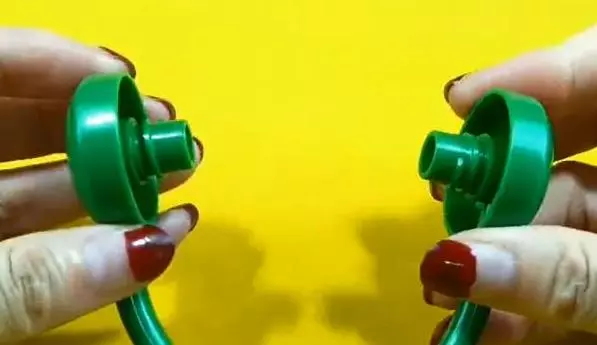兩個洗潔精的壓嘴粘在一起,放在廚房有大用處,鄰居看了都說好