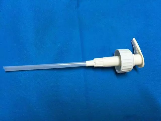 兩個洗潔精的壓嘴粘在一起,放在廚房有大用處,鄰居看了都說好