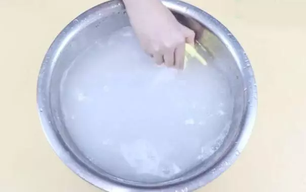 兩個洗潔精的壓嘴粘在一起,放在廚房有大用處,鄰居看了都說好