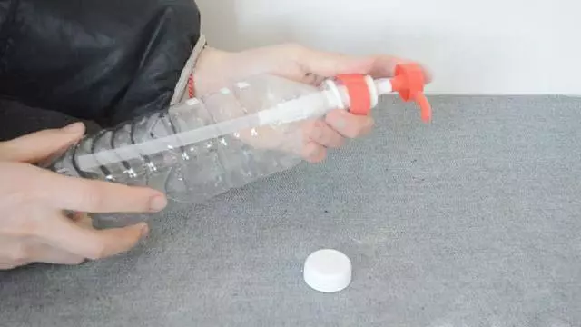 兩個洗潔精的壓嘴粘在一起,放在廚房有大用處,鄰居看了都說好