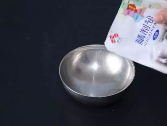 教你不用一滴水,一年沒清理的冰箱,立馬煥然一新,快告訴家裡人