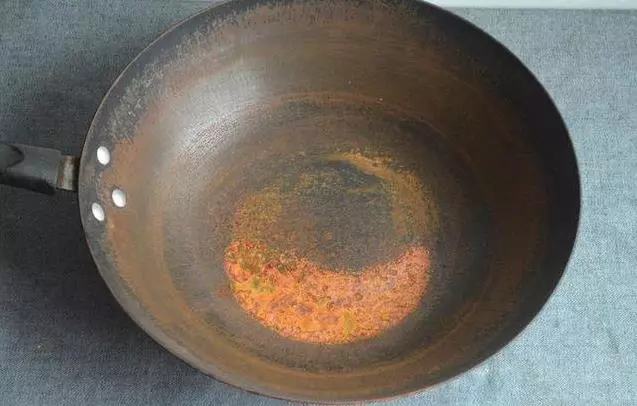 家裡的鐵鍋老是生銹?只用它泡3分鐘,舊鍋瞬間變新鍋,不生鏽不粘鍋,比千元鐵鍋還好用