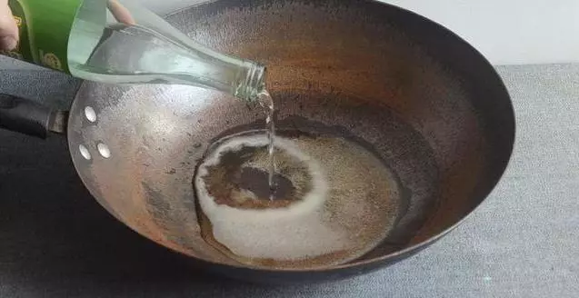 家裡的鐵鍋老是生銹?只用它泡3分鐘,舊鍋瞬間變新鍋,不生鏽不粘鍋,比千元鐵鍋還好用