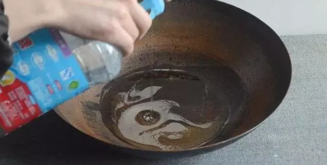 家裡的鐵鍋老是生銹?只用它泡3分鐘,舊鍋瞬間變新鍋,不生鏽不粘鍋,比千元鐵鍋還好用