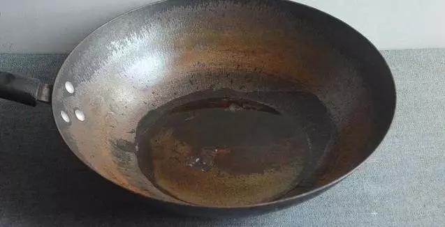 家裡的鐵鍋老是生銹?只用它泡3分鐘,舊鍋瞬間變新鍋,不生鏽不粘鍋,比千元鐵鍋還好用