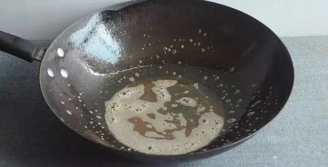 家裡的鐵鍋老是生銹?只用它泡3分鐘,舊鍋瞬間變新鍋,不生鏽不粘鍋,比千元鐵鍋還好用