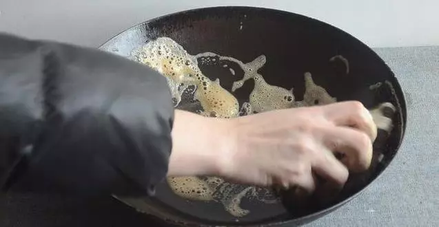 家裡的鐵鍋老是生銹?只用它泡3分鐘,舊鍋瞬間變新鍋,不生鏽不粘鍋,比千元鐵鍋還好用