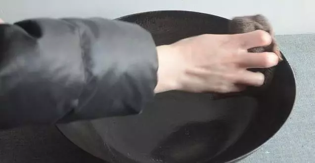 家裡的鐵鍋老是生銹?只用它泡3分鐘,舊鍋瞬間變新鍋,不生鏽不粘鍋,比千元鐵鍋還好用