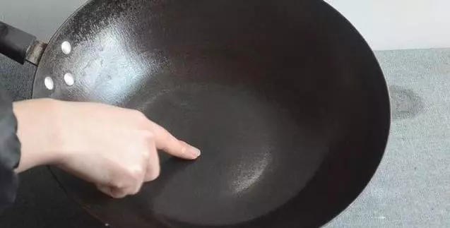 家裡的鐵鍋老是生銹?只用它泡3分鐘,舊鍋瞬間變新鍋,不生鏽不粘鍋,比千元鐵鍋還好用