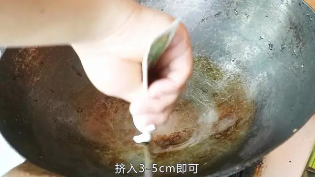 家裡的鐵鍋老是生銹?只用它泡3分鐘,舊鍋瞬間變新鍋,不生鏽不粘鍋,比千元鐵鍋還好用