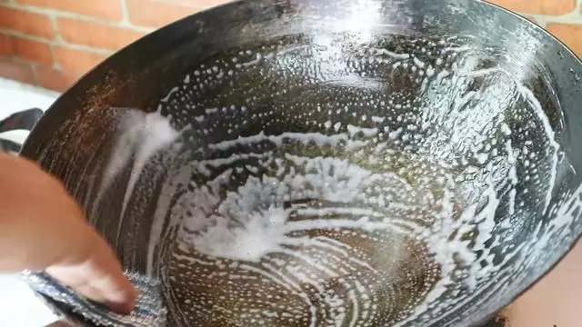 家裡的鐵鍋老是生銹?只用它泡3分鐘,舊鍋瞬間變新鍋,不生鏽不粘鍋,比千元鐵鍋還好用