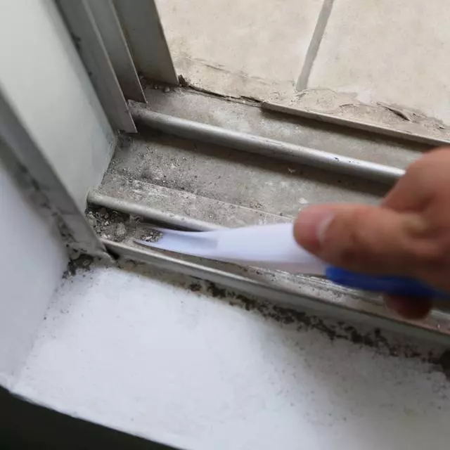 紗窗用了一整年灰塵太厚風都吹不進來?教你一個小絕招,不用拆下來也能洗乾淨!