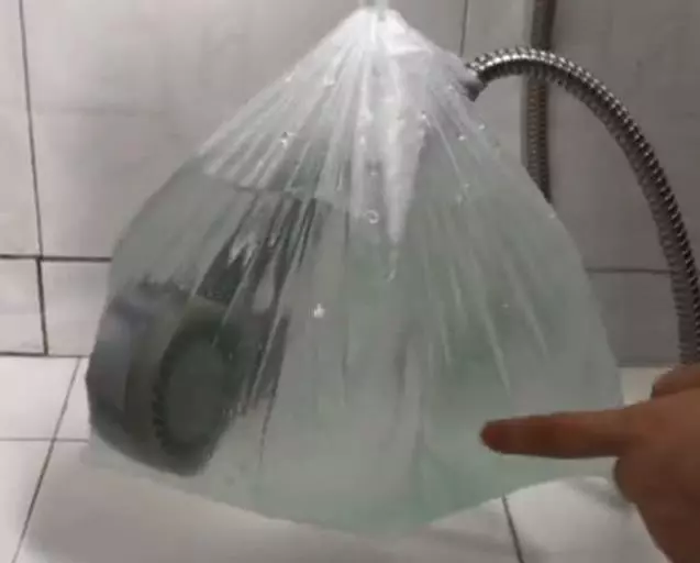 塑膠袋套在噴頭上太實用了,解決了家家戶戶的難題