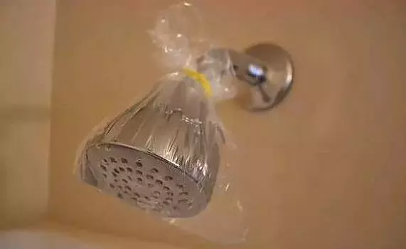 塑膠袋套在噴頭上太實用了,解決了家家戶戶的難題