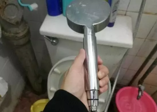 塑膠袋套在噴頭上太實用了,解決了家家戶戶的難題