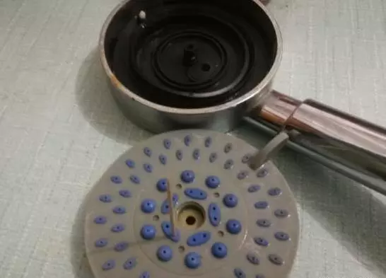 塑膠袋套在噴頭上太實用了,解決了家家戶戶的難題