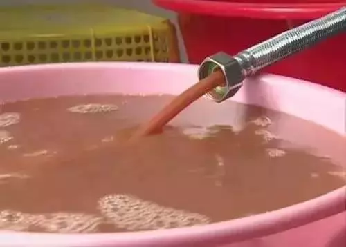 塑膠袋套在噴頭上太實用了,解決了家家戶戶的難題