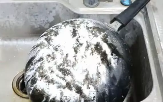 鍋底黑垢太厚?用一個簡單方法,頑固黑垢一擦就掉,還你一口新鍋!