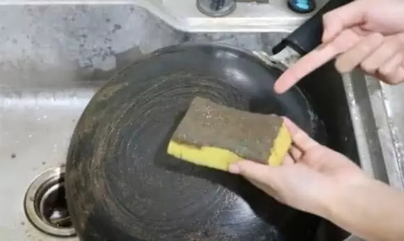 鍋底黑垢太厚?用一個簡單方法,頑固黑垢一擦就掉,還你一口新鍋!