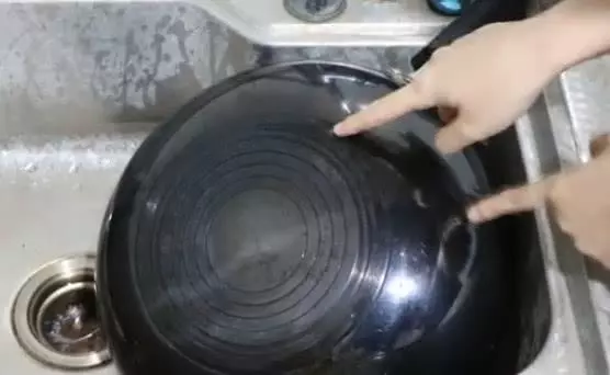 鍋底黑垢太厚?用一個簡單方法,頑固黑垢一擦就掉,還你一口新鍋!