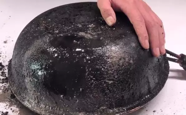 鍋底黑垢太厚?用一個簡單方法,頑固黑垢一擦就掉,還你一口新鍋!