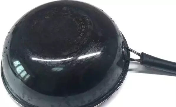 鍋底黑垢太厚?用一個簡單方法,頑固黑垢一擦就掉,還你一口新鍋!