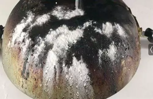 鍋底黑垢太厚?用一個簡單方法,頑固黑垢一擦就掉,還你一口新鍋!