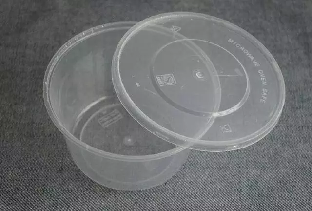 圓形打包盒蓋子上戳幾個洞 放冰箱裡太實用了 看到的人都誇好