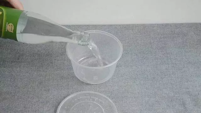 圓形打包盒蓋子上戳幾個洞 放冰箱裡太實用了 看到的人都誇好