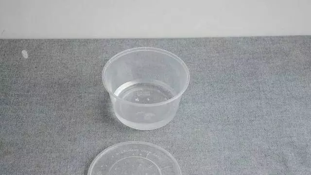 圓形打包盒蓋子上戳幾個洞 放冰箱裡太實用了 看到的人都誇好