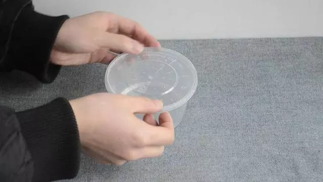 圓形打包盒蓋子上戳幾個洞 放冰箱裡太實用了 看到的人都誇好