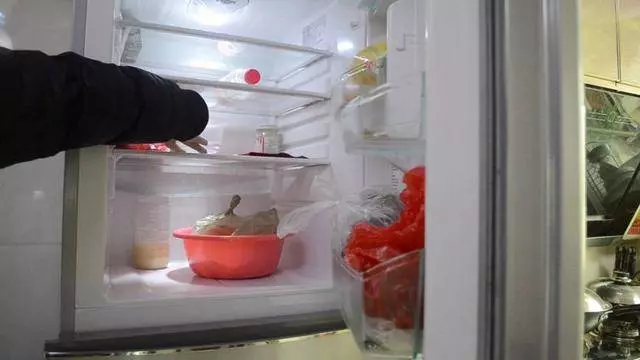 圓形打包盒蓋子上戳幾個洞 放冰箱裡太實用了 看到的人都誇好
