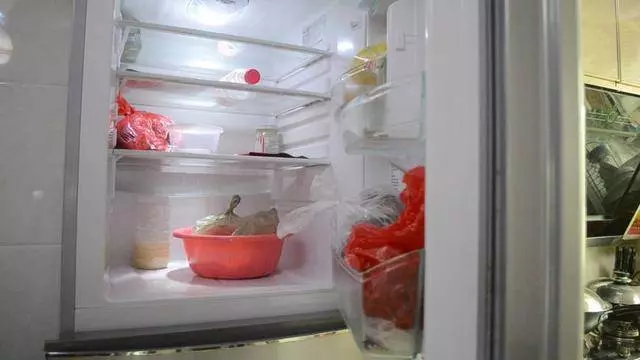 圓形打包盒蓋子上戳幾個洞 放冰箱裡太實用了 看到的人都誇好