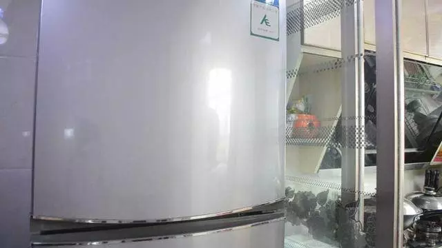 圓形打包盒蓋子上戳幾個洞 放冰箱裡太實用了 看到的人都誇好