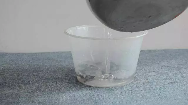 圓形打包盒蓋子上戳幾個洞 放冰箱裡太實用了 看到的人都誇好