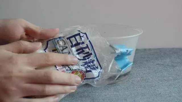 圓形打包盒蓋子上戳幾個洞 放冰箱裡太實用了 看到的人都誇好
