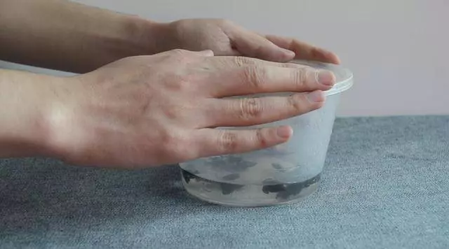 圓形打包盒蓋子上戳幾個洞 放冰箱裡太實用了 看到的人都誇好