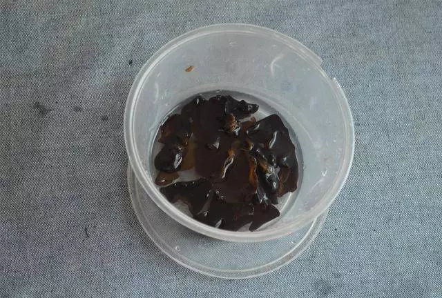圓形打包盒蓋子上戳幾個洞 放冰箱裡太實用了 看到的人都誇好